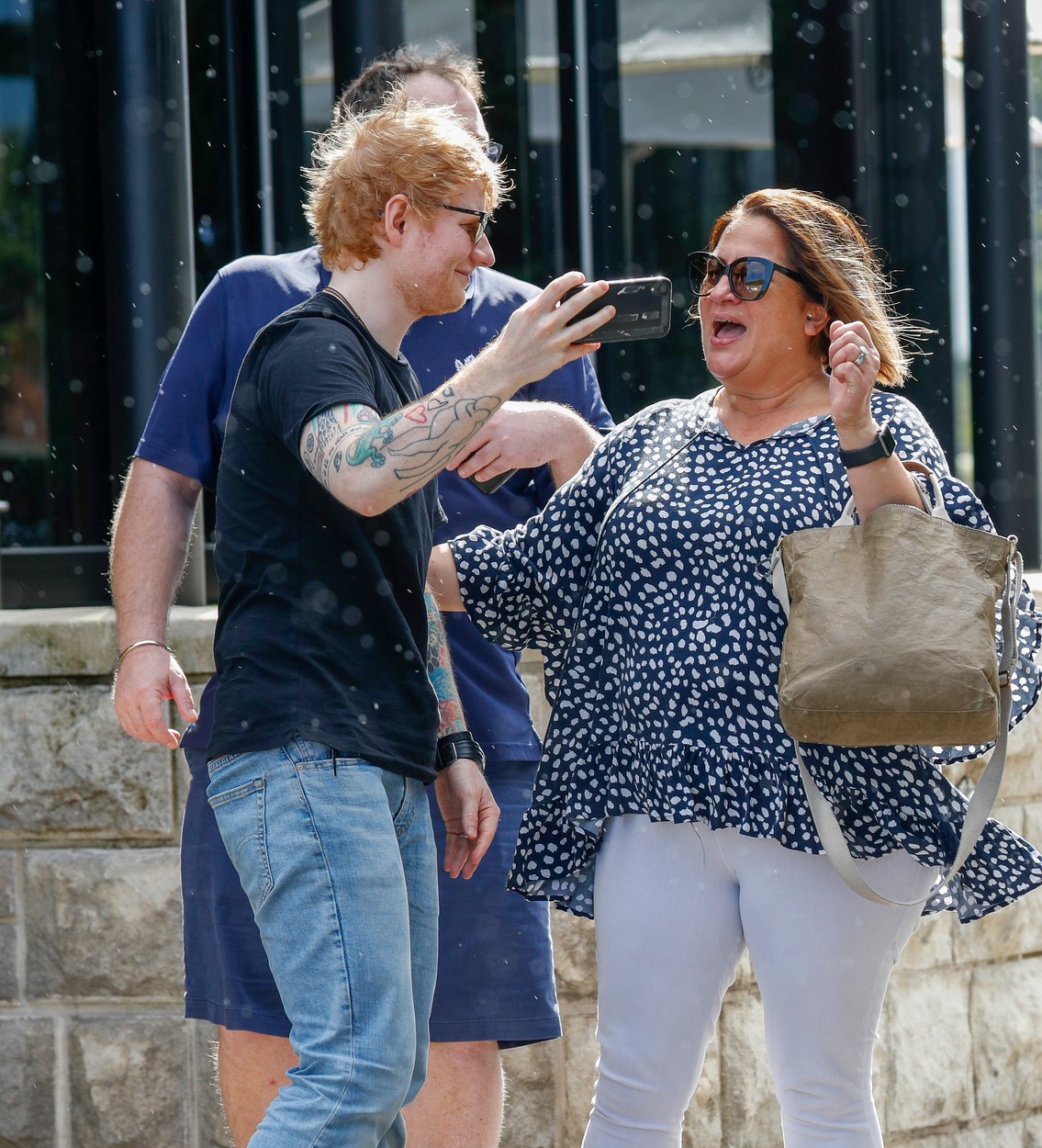 Ed Sheeran, fotografiat în timp ce este oprit de fani pe stradă în Italia