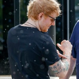 Ed Sheeran, fotografiat în timp ce le arată fanilor tatuajele