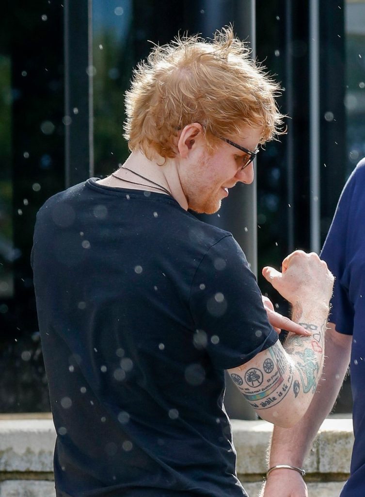 Ed Sheeran, fotografiat în timp ce le arată fanilor tatuajele