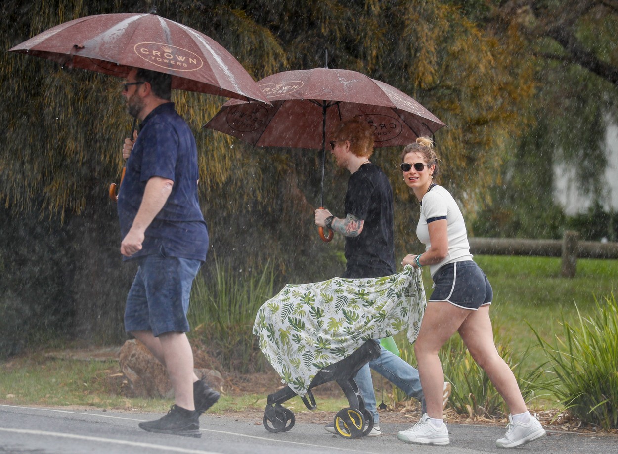 Ed Sheeran, fotografiat în timp ce ține umbrela deasupra căruciorului fiicei sale