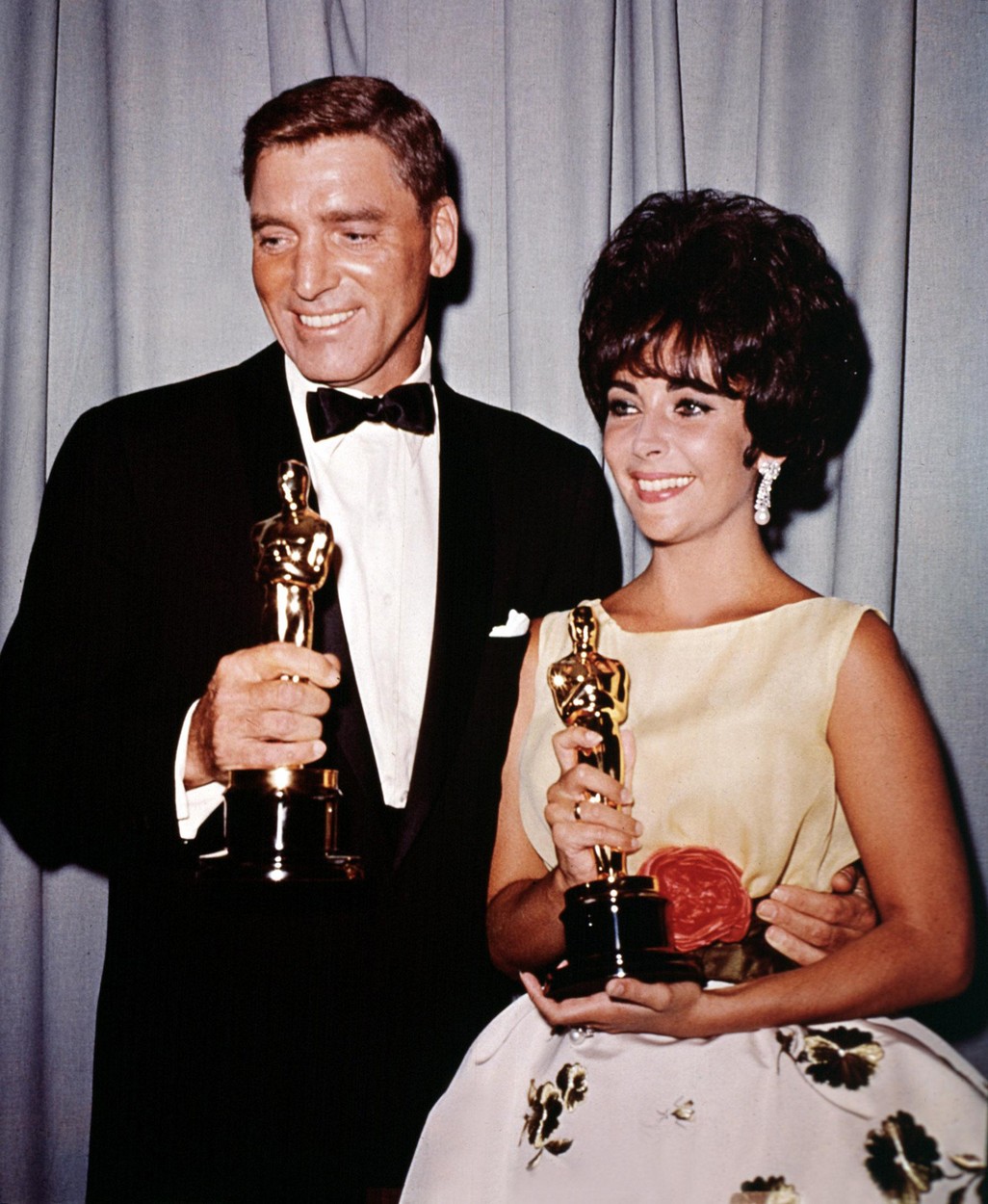 Elizabeth Taylor ține în mână un trofeu Oscar
