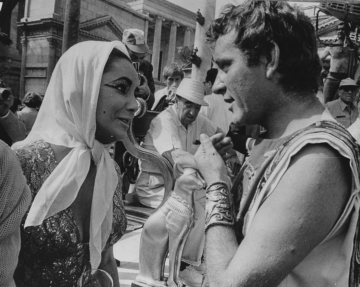 Elizabeth Taylor și Burton pe platourile de filmare la Cleopatra