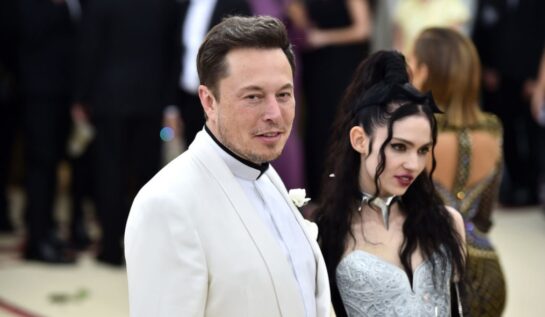 Elon Musk pozează alături de Grimes pe covorul roșu la Met Gala