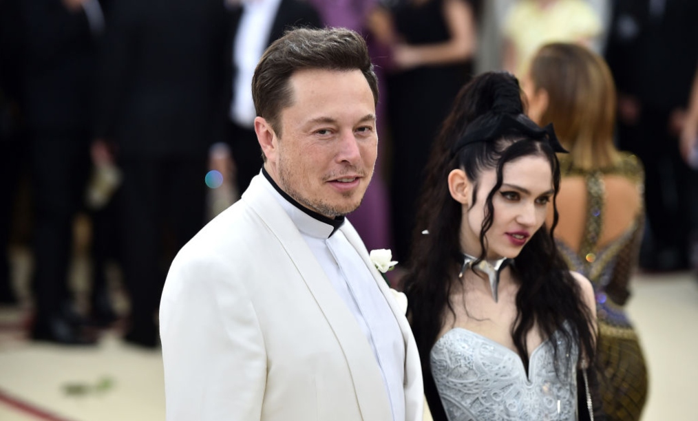 Elon Musk pozează alături de Grimes pe covorul roșu la Met Gala