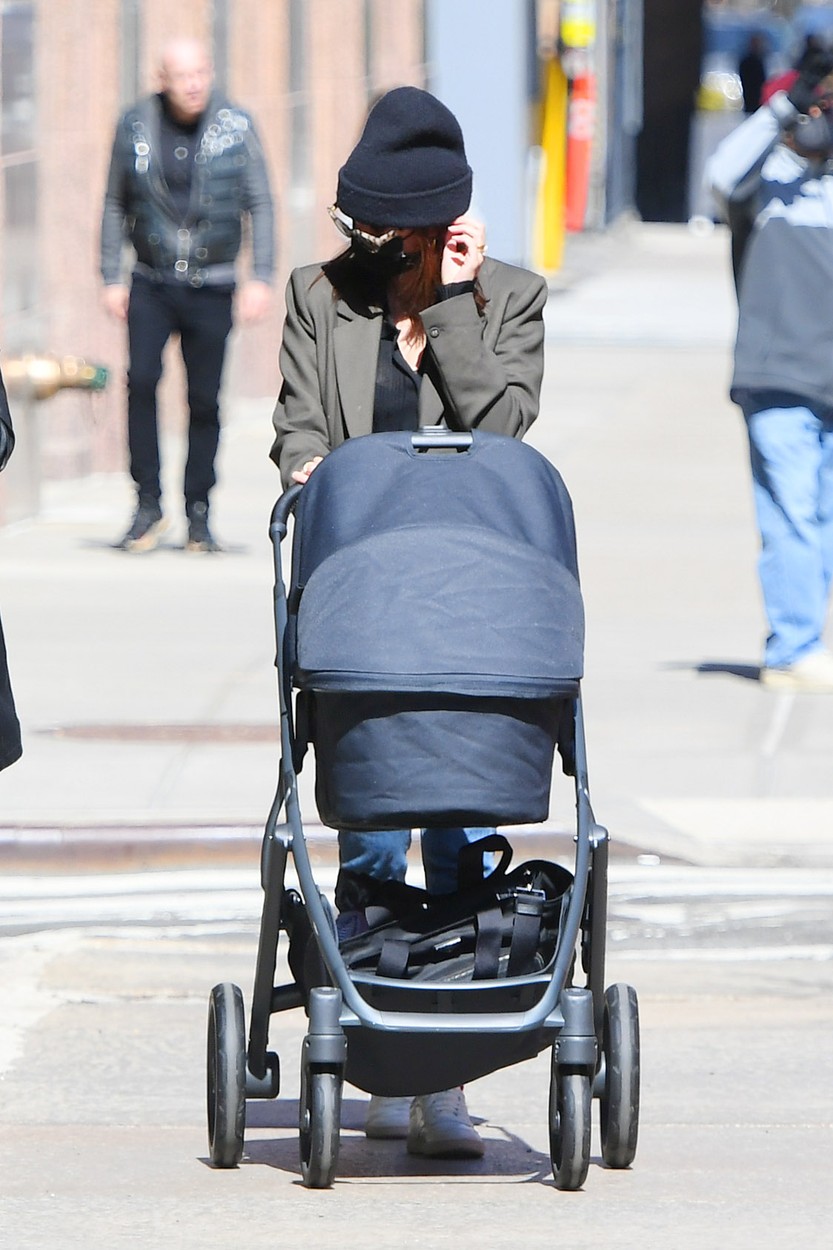 Emily Ratajkowski, la plimbare cu bebelușul ei, de numai 2 săptămâni, Sylvester Apollo Bear