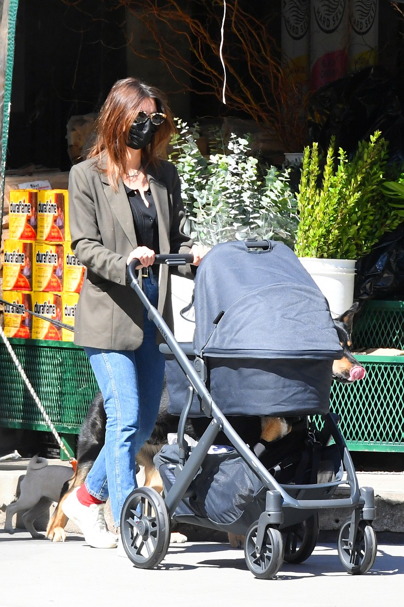 Emily Ratajkowski, la plimbare cu bebelușul ei, de numai 2 săptămâni