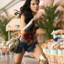 Gal Gadot costumată în Wonder Woman aleargă într-o scenă de acțiune