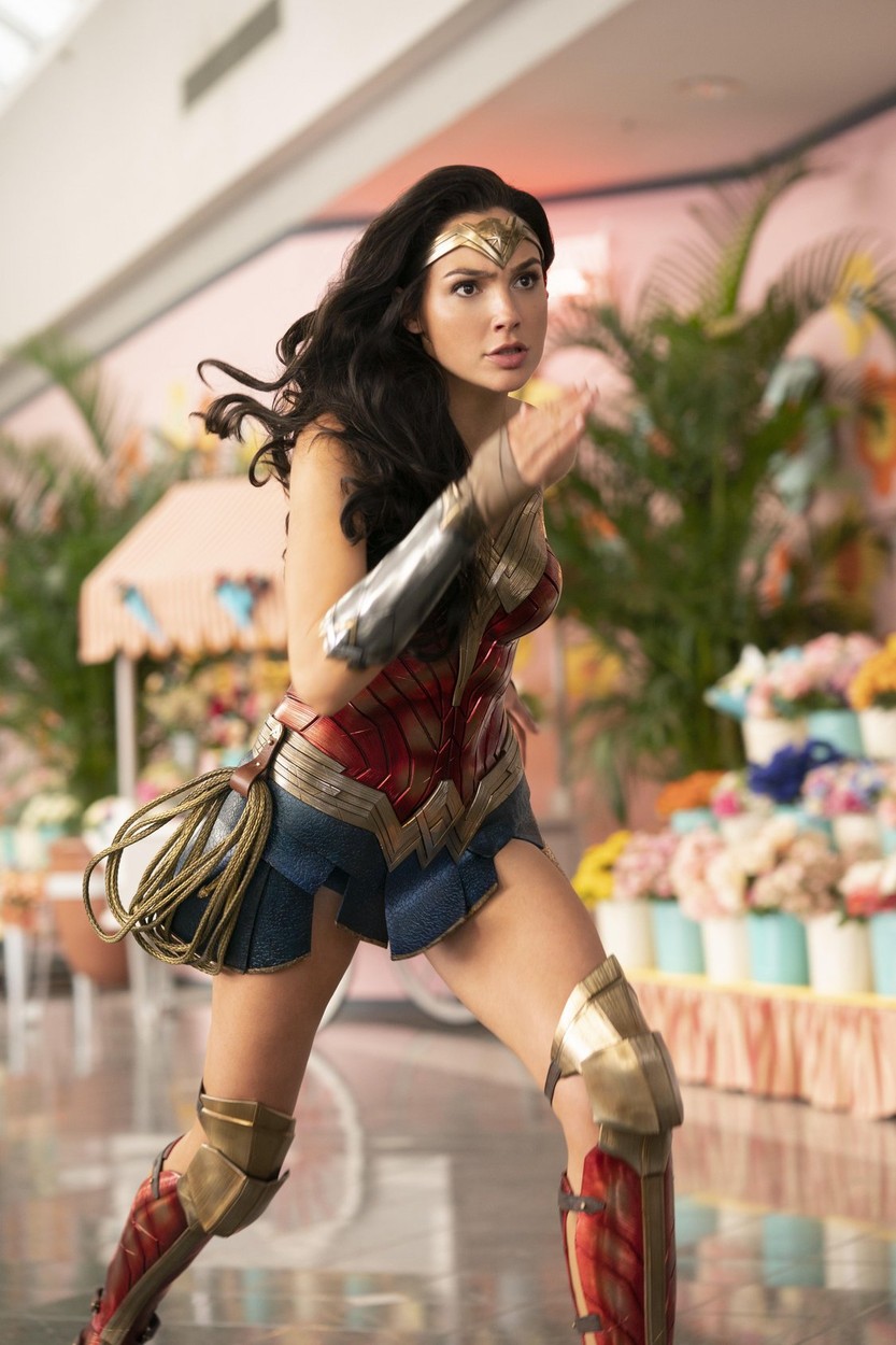 Gal Gadot costumată în Wonder Woman aleargă într-o scenă de acțiune