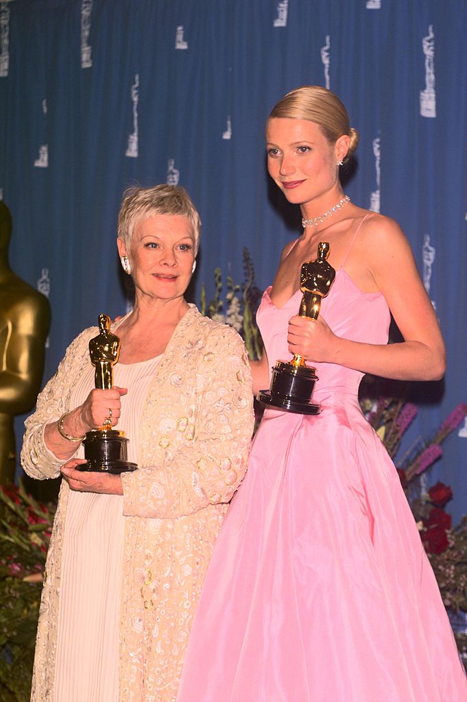 Gwyneth Paltrow și Judi Dench, la ceremonia de decernare a Premiilor Oscar