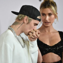 Justin Bieber, fotografiat în timp ce îi sărută mâna soției sale, la un eveniment monden