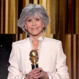 Jane Fonda primește o distincție specială pe scena Globurilor de Aur îmbrăcată cu un sacou alb cu guler înalt