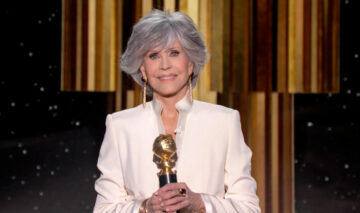 Jane Fonda primește o distincție specială pe scena Globurilor de Aur îmbrăcată cu un sacou alb cu guler înalt