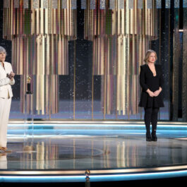 Jane Fonda pe scenă la Globurile de Aur susține un discurs de acceptare a epremiului special îmvrăcată cu un costum alb