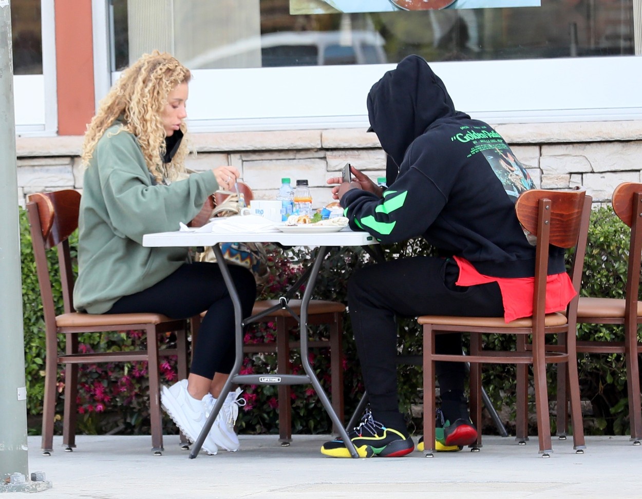 Jason Derulo, în timp ce ia masa în oraș cu iubita sa