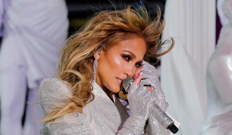 Jennifer Lopez, în timpul concertului din seara de Anul Nou, din Times Square
