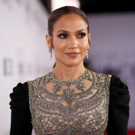 Jennifer Lopez la People's Choice Awards 2017, într-o rochie neagră, cu aplicații strălucitoare