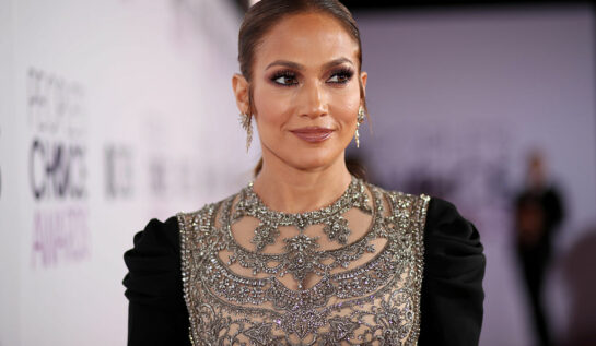 Jennifer Lopez la People's Choice Awards 2017, într-o rochie neagră, cu aplicații strălucitoare