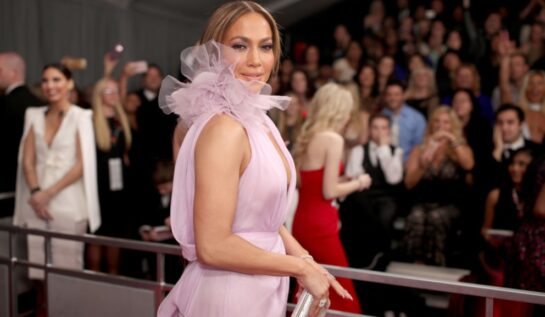 Jennifer Lopez și-a dezvăluit rutina de îngrijire a feței într-un nou videoclip în care apare nemachiată
