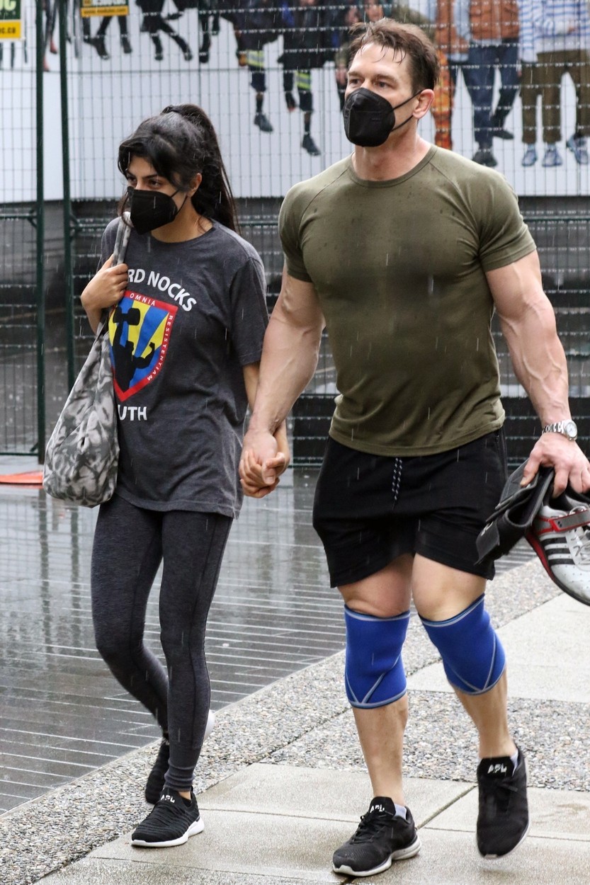 John Cena, pozat în timp ce iese dintr-o sală de sport cu cea de-a doua soție