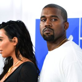 Kanye West și Kim Kardashian pozează împreună pe covorul roșu