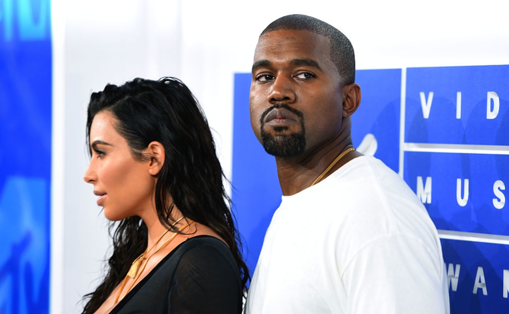 Kanye West și Kim Kardashian pozează împreună pe covorul roșu