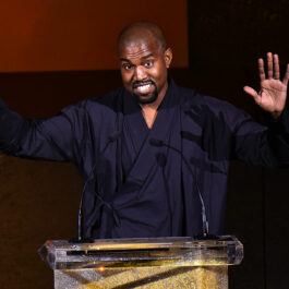 Kanye West, prezent la Fashion Icon Award, în anul 2015, în timp ce susține un discurs