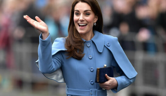 Kate Middleton a purtat un palton superb în timp ce vizita un centru de vaccinare