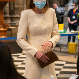 Kate Middleton, în timp ce vorbește cu personalul medical dintr-un centru de vaccinare