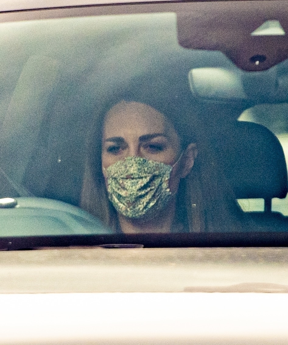 Kate Middleton, surprinsă de fotografi la volan, în timp ce purta o mască cu flori