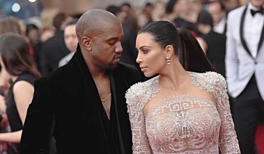 Kim Kardashian și Kanye West se uită unul la altul apropiați pe covorul roșu