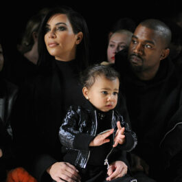 Kim Kardashian alături de Kanye West și fiica lor North West la o prezentare de modă