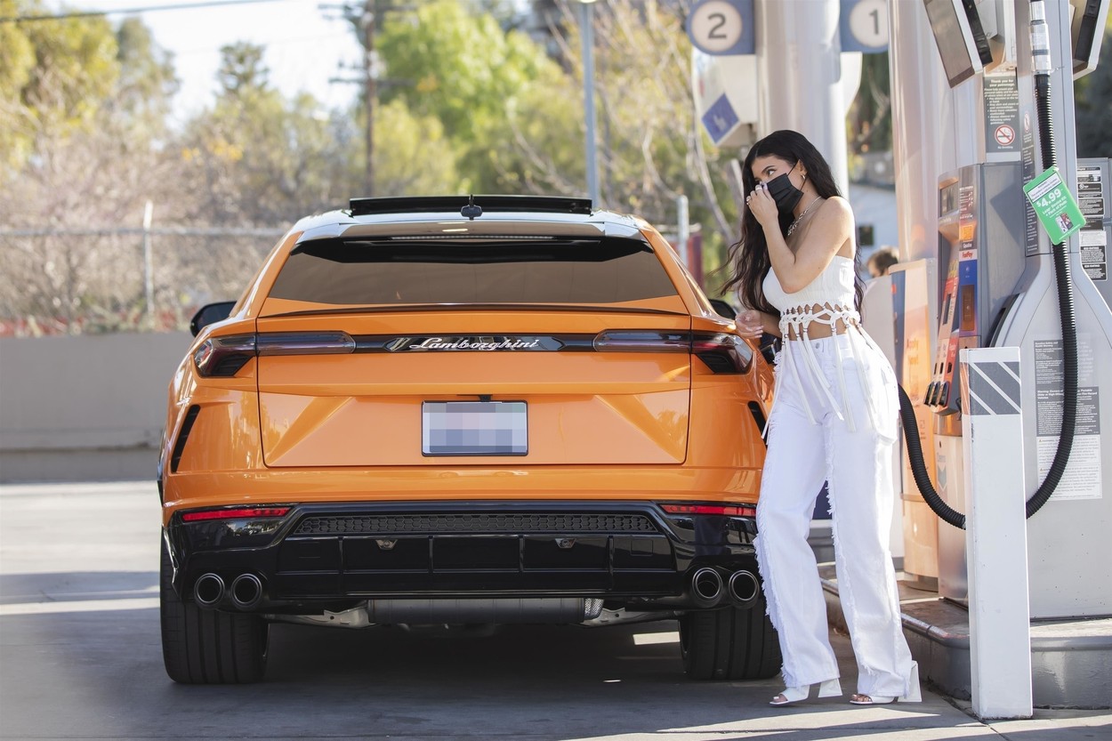 Kylie Jenner, fotografiată în timp ce își alimentează mașina