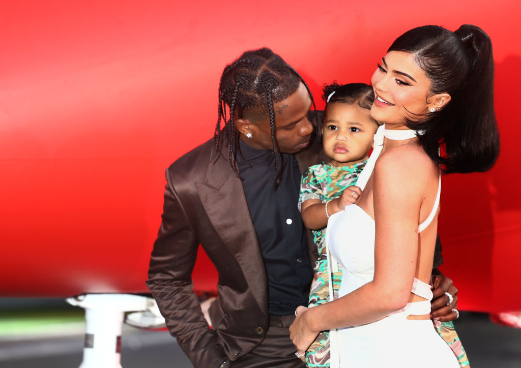 Kylie Jenner, alături de Travis Scott și fiica lor Stormi, la premiera filmului Look Mom I Can Fly