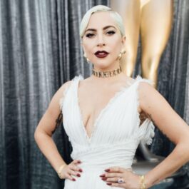 Lady Gaga la ceremonia Oscar îmbrăcată cu o rochie albă cu decolteu adânc