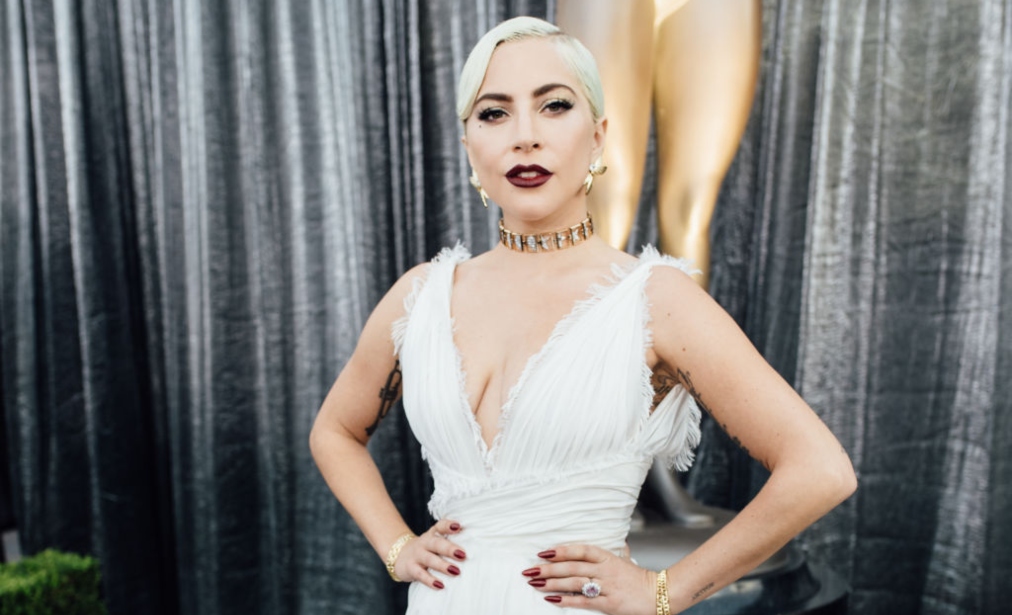 Lady Gaga la ceremonia Oscar îmbrăcată cu o rochie albă cu decolteu adânc