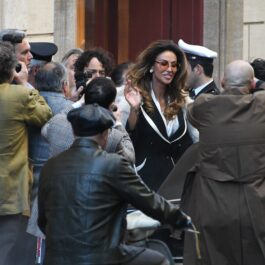 Mădălina Ghenea, fotografiată în timp ce își salută fanii pe platourile de filmare de la House of Gucci