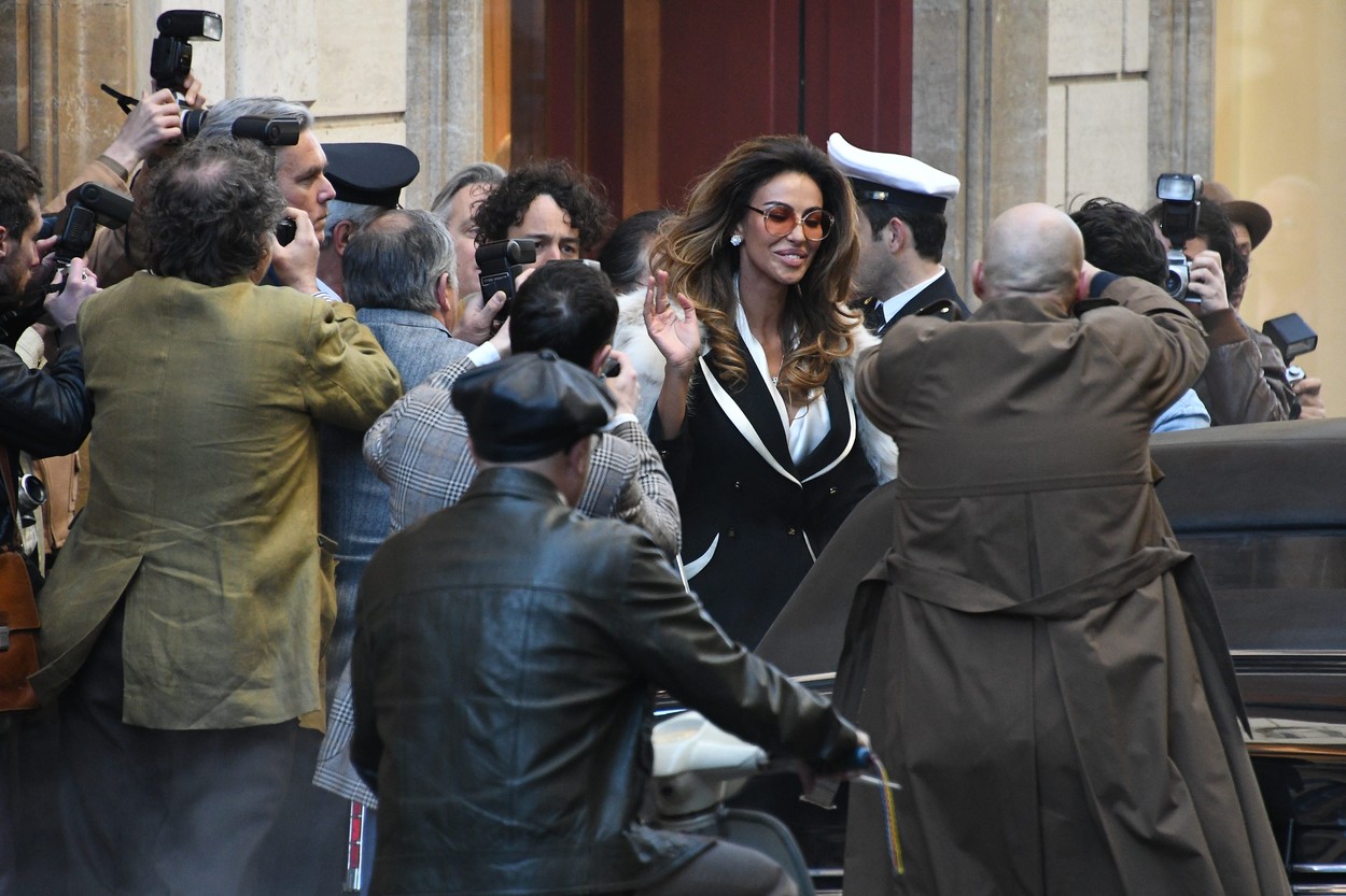 Mădălina Ghenea, fotografiată în timp ce își salută fanii pe platourile de filmare de la House of Gucci