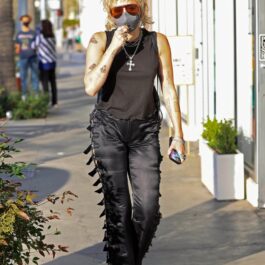 Miley Cyrus, cu mască și ochelari de soare, pe stradă, în Beverly Hills
