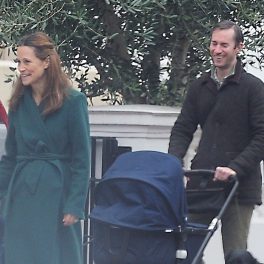 Pippa Middleton, de mână cu fiul ei, Arthur, la plimbare în Londra