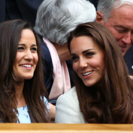 Pippa Middleton și Kate Middleton, fotografiate împreună, în timp ce discută
