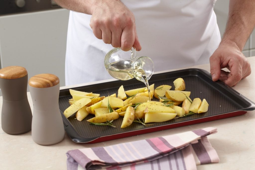 Asezonarea cartofilor cu ulei și ierburi aromate