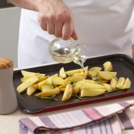 Asezonarea cartofilor cu ulei și ierburi aromate