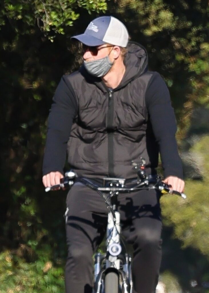 Prințul Harry, prima apariție publică, în timp ce se plimba cu bicicleta electrică