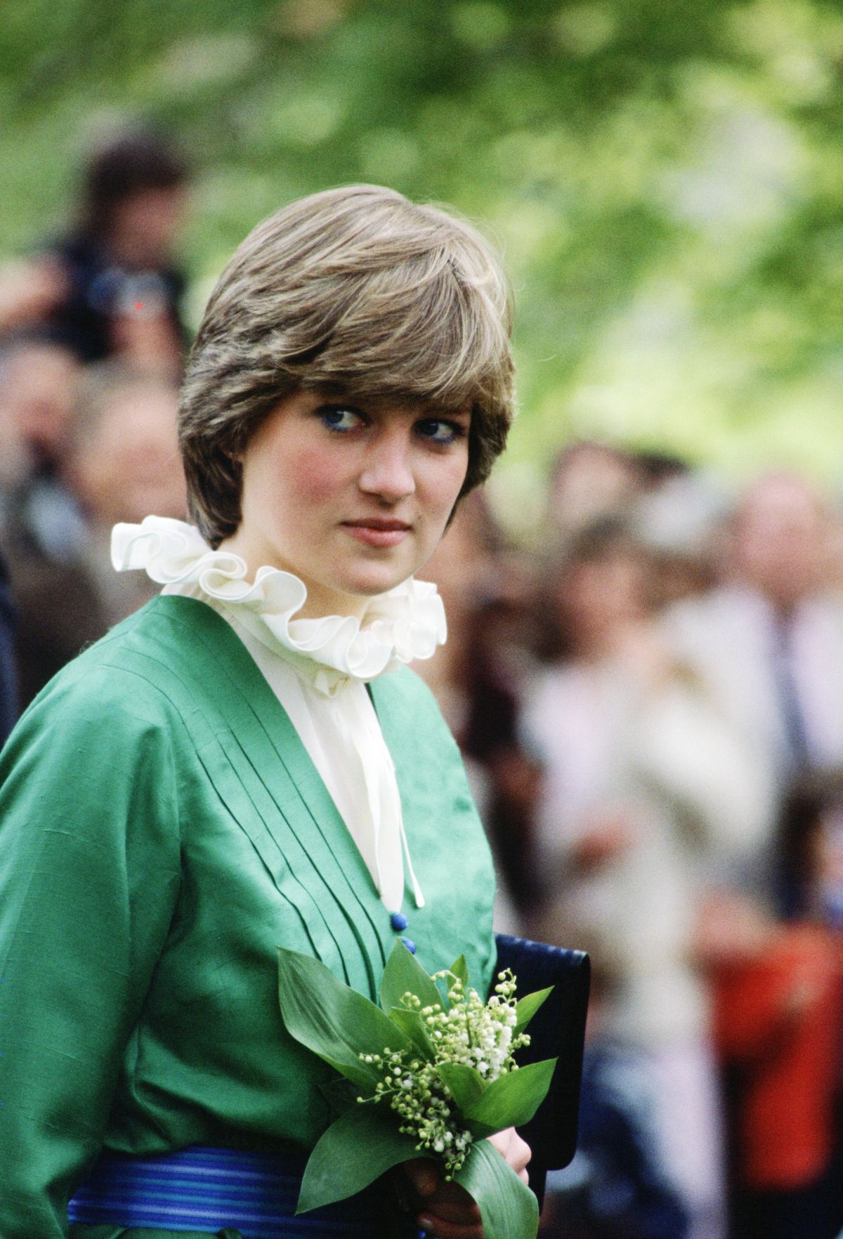 Prințesa Diana, într-o rochie de culoare verde, cu guler amplu, încrețit.