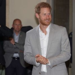 Prințul Harry îmbrăcat cu un costum gri deschis la un eveniment