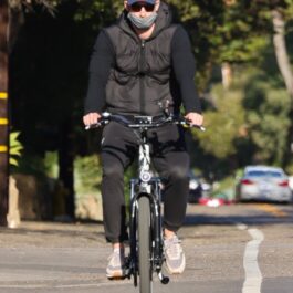 Prințul Harry, în timp ce se plimba cu bicicleta în Montecito, California