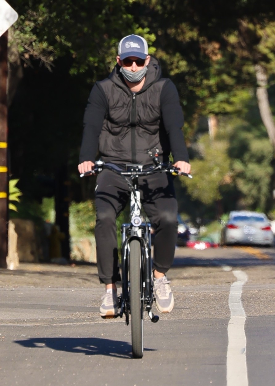 Prințul Harry, în timp ce se plimba cu bicicleta în Montecito, California