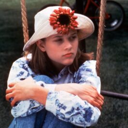 Reese Witherspoon, imagine din copilărie, în timp ce se dă în leagăn