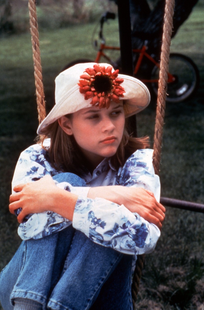 Reese Witherspoon, imagine din copilărie, în timp ce se dă în leagăn