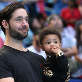 Sotul Serenei Williams o ține în brațe pe fiica lor Olympia la un meci de tenis